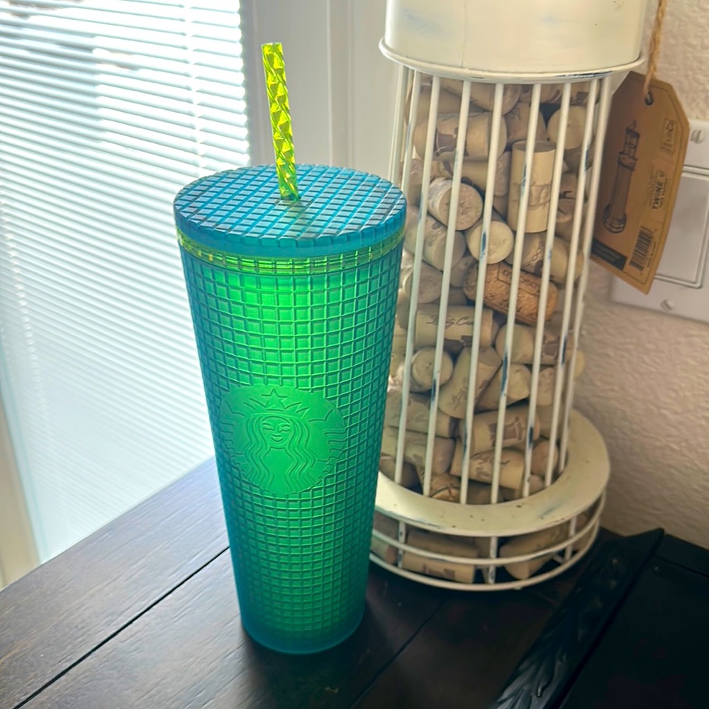 Venti “Mountain Dew” grid tumbler